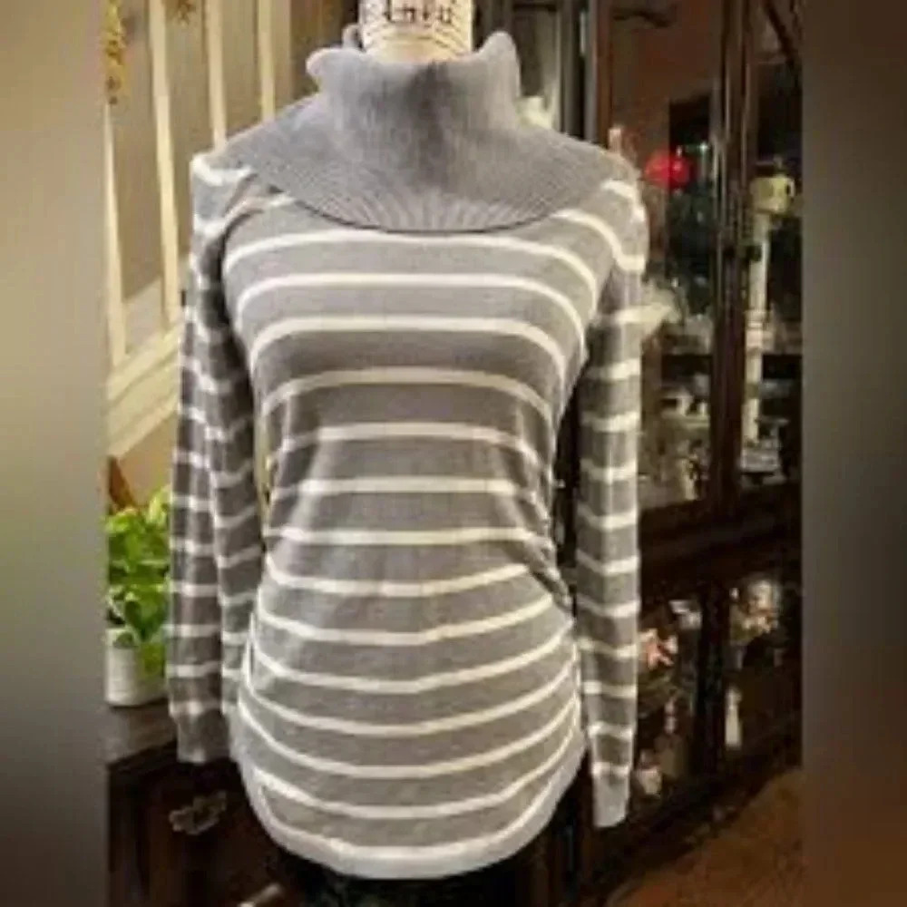 Michael Kors Metalic Silver and White Cowlneck Rouch Sweater Size Medium